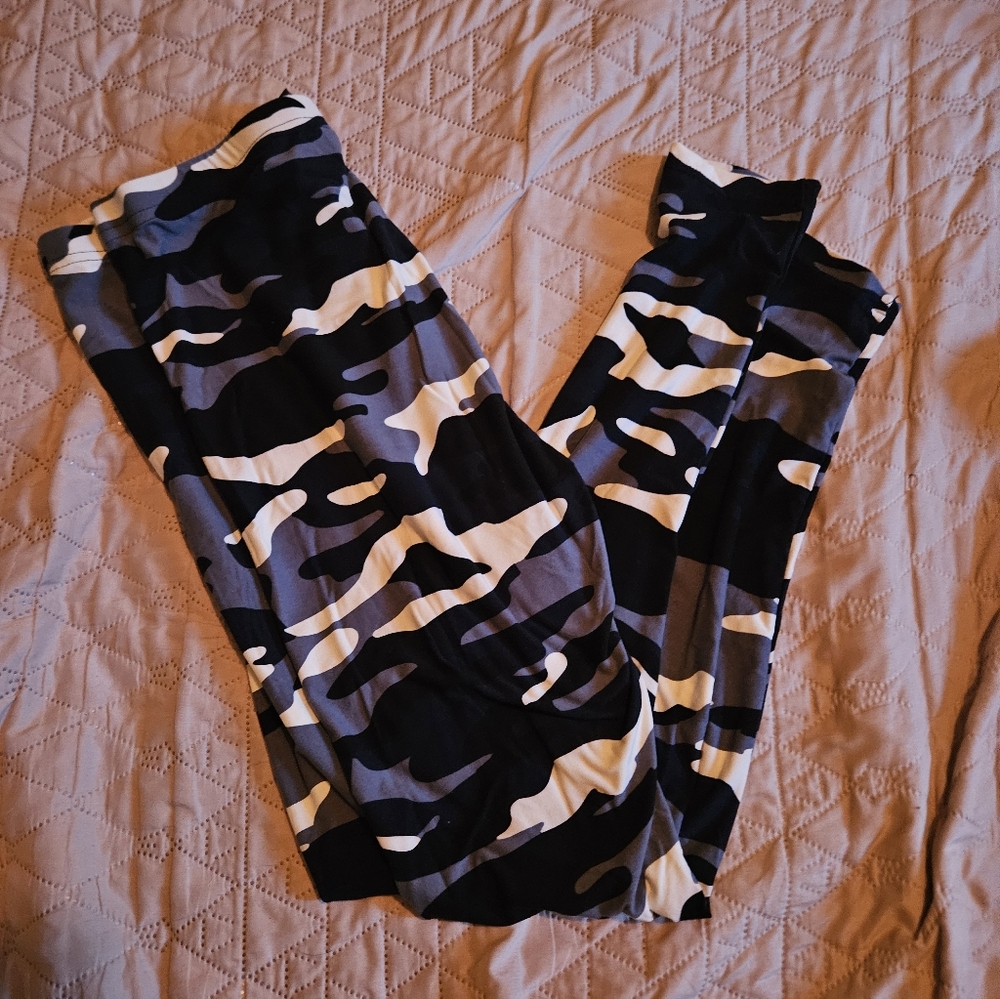 Black White & Grey Camouflage Print Leggings L-2X (Never Been Worn)